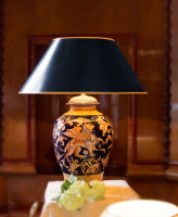 Dunkelblau goldene Tischlampe 63cm, handgemalt mit Strichlackschirm