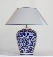 Blauweiße Tischlampe mit weißem Strichlack-Lampenschirm