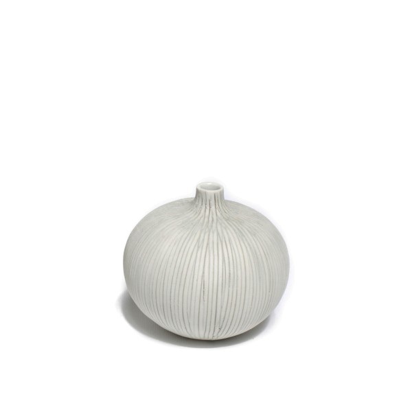 Kleine Kugelvase getöpfert, sandweiss mit zarten grauen Streifen