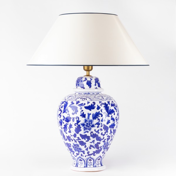 Klassische Handgemalte blauweisse Keramiktischlampe aus Italien